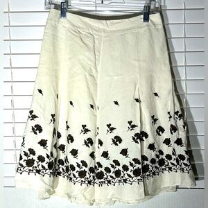 Ann Taylor Embroidered Floral Pattern Skirt Women’s Size 2. 1/4 Back In Back